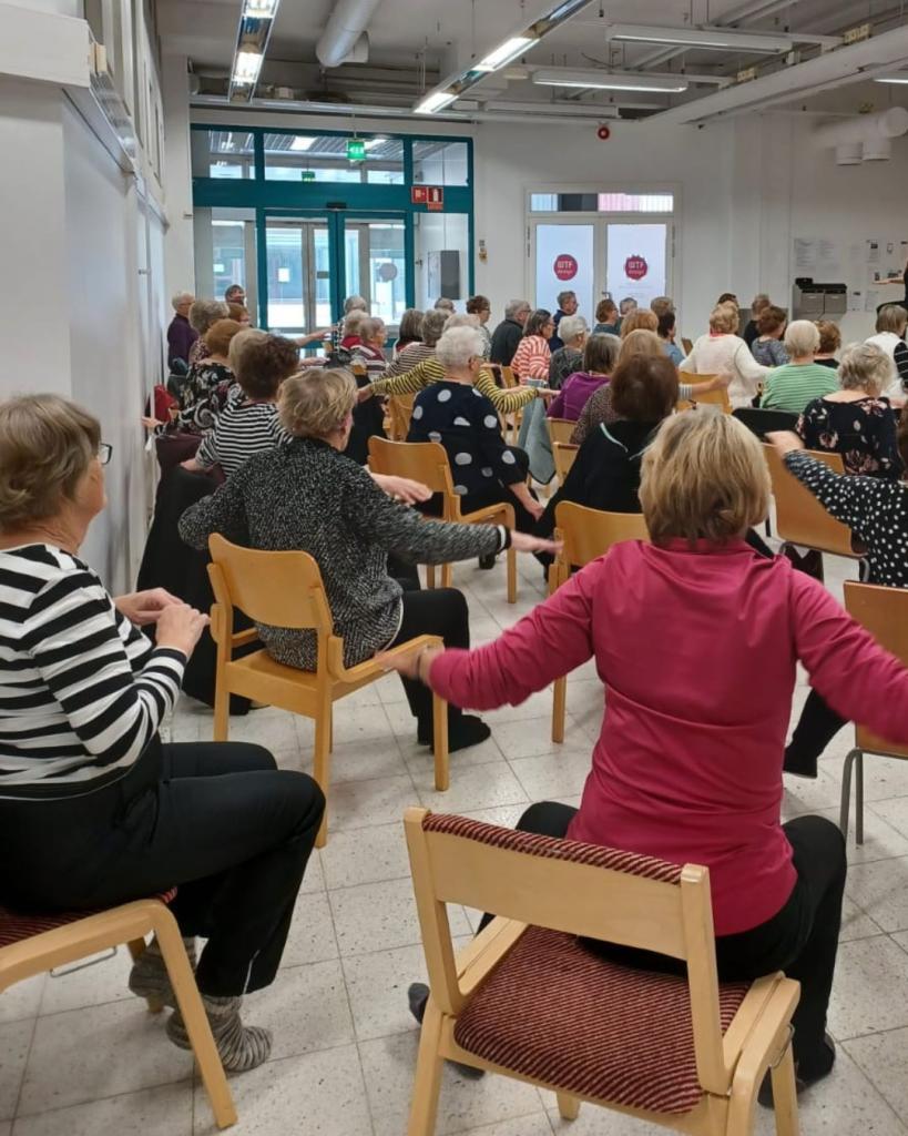 Ihmiset tuolijumpassa.