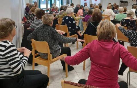 Ihmiset tuolijumpassa.